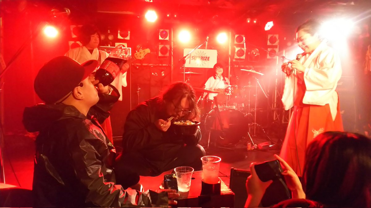 murakami_death's tweet image. 不穏な人達、ヒゲと味噌汁さんです。
ヤクザみたいな手法で出番前の灰脂さんにラーメンを食わせて物販の何かのデザインを描いてもらう事になった輩達は、泥酔で電車に乗り打ち上げチャレンジに失敗した模様です。
信じられるか?この人達今日もライブやるんだぜ。。