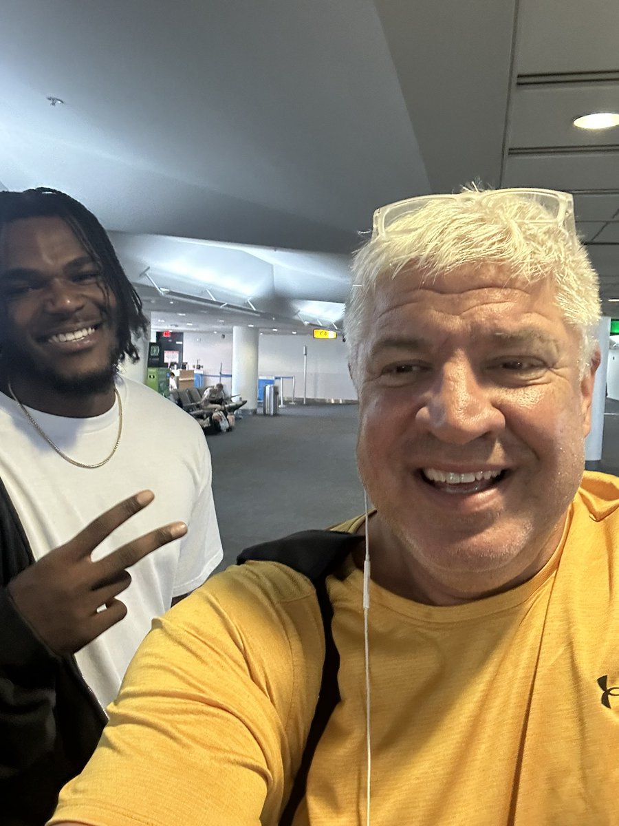 CoachPatsos's tweet image. Walking through the airport and I see this @UANextBHoops HOF player from @TeamThrillUAA and I’m wearing my @Pacers colors! Jarace one of the best on and off the court