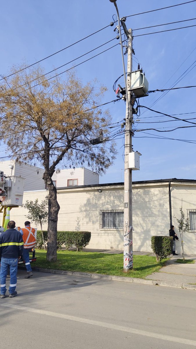 Sin respuesta por el corte de luz en Juan N Espejo- Pilcomayo (Stgo Centro).Desde la madrugada estamos sin suministro y ya casi son la 1 PM.Vecinos reportan información contradictoria al llamar. Exigimos solución urgente  claridad en la comunicación.<a href="/EnelChile/">Enel Chile</a> <a href="/Muni_Stgo/">Santiago</a>