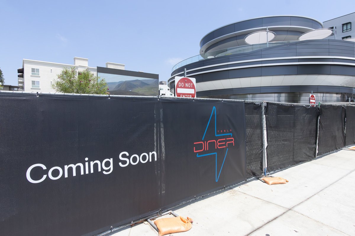 ShorealoneFilms's tweet image. The @Tesla restaurant in LA looks just about ready to have its official opening!!! All I want is a Optimus figurine w/ the French Fries! @Teslarati 07-20-25