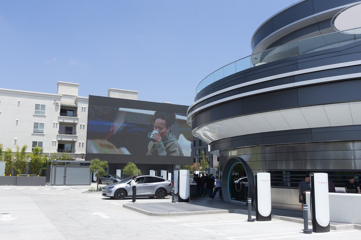 ShorealoneFilms's tweet image. The @Tesla restaurant in LA looks just about ready to have its official opening!!! All I want is a Optimus figurine w/ the French Fries! @Teslarati 07-20-25
