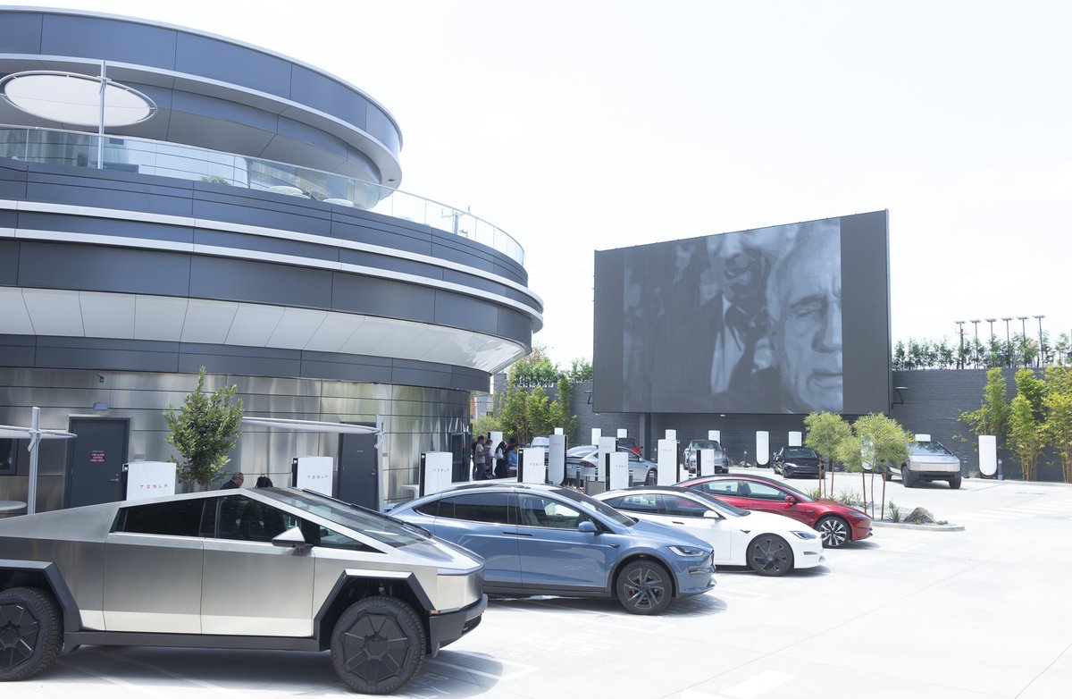 ShorealoneFilms's tweet image. The @Tesla restaurant in LA looks just about ready to have its official opening!!! All I want is a Optimus figurine w/ the French Fries! @Teslarati 07-20-25