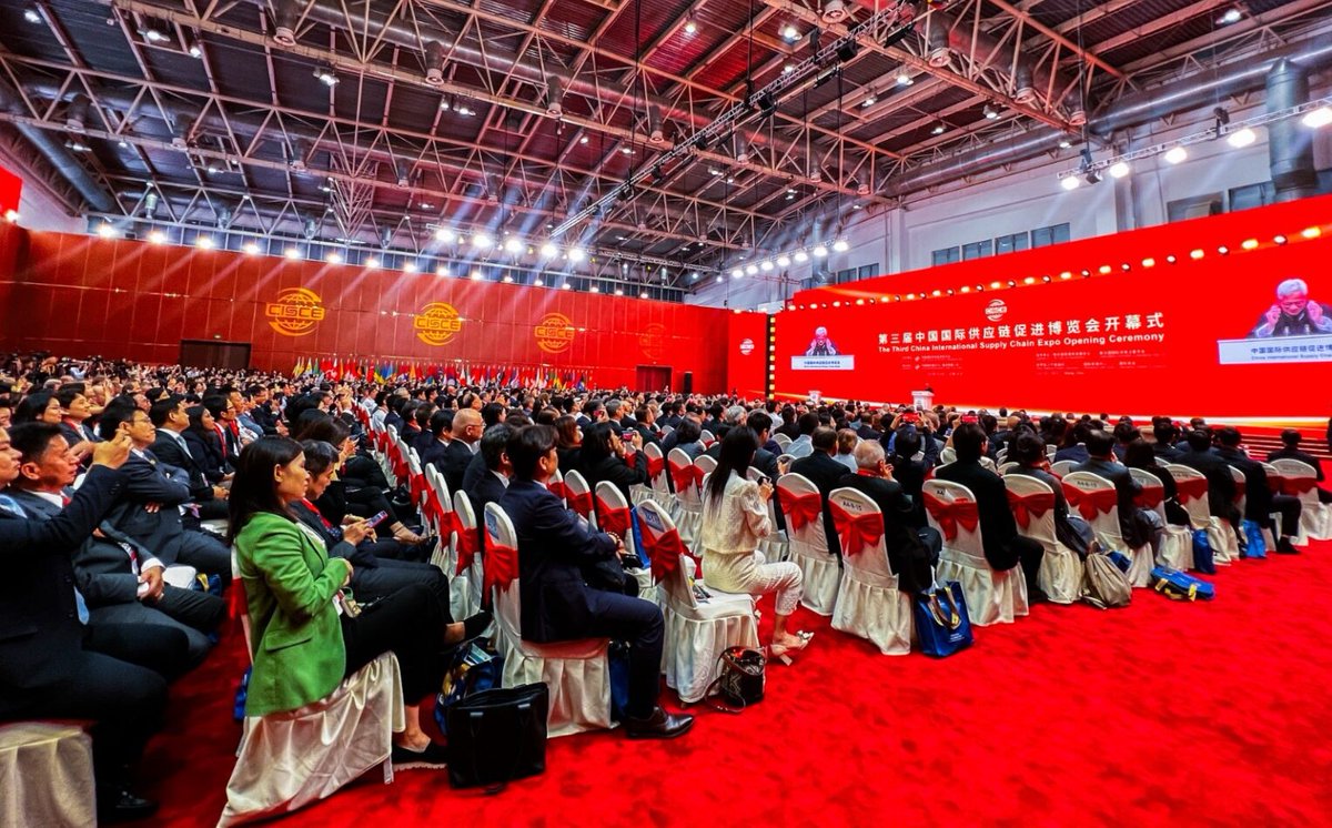 AdrianaMiraSV's tweet image. #EmbajadaEnChina 🇸🇻🇨🇳
El Salvador se consolida como destino estratégico para inversión y turismo. En la China International Supply Chain Expo 2025 reafirmamos nuestro compromiso con la #DiplomaciaEconómicaSV y las oportunidades internacionales. 👏
🔗 bit.ly/44WF9Ep