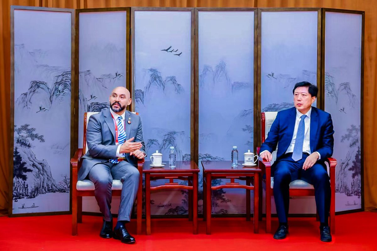 AdrianaMiraSV's tweet image. #EmbajadaEnChina 🇸🇻🇨🇳
El Salvador se consolida como destino estratégico para inversión y turismo. En la China International Supply Chain Expo 2025 reafirmamos nuestro compromiso con la #DiplomaciaEconómicaSV y las oportunidades internacionales. 👏
🔗 bit.ly/44WF9Ep