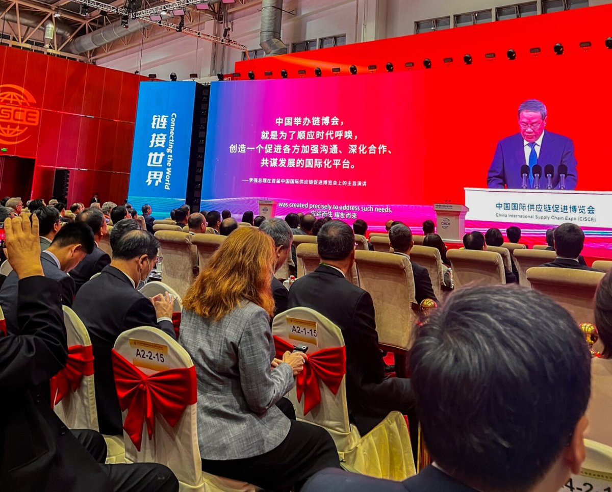 AdrianaMiraSV's tweet image. #EmbajadaEnChina 🇸🇻🇨🇳
El Salvador se consolida como destino estratégico para inversión y turismo. En la China International Supply Chain Expo 2025 reafirmamos nuestro compromiso con la #DiplomaciaEconómicaSV y las oportunidades internacionales. 👏
🔗 bit.ly/44WF9Ep