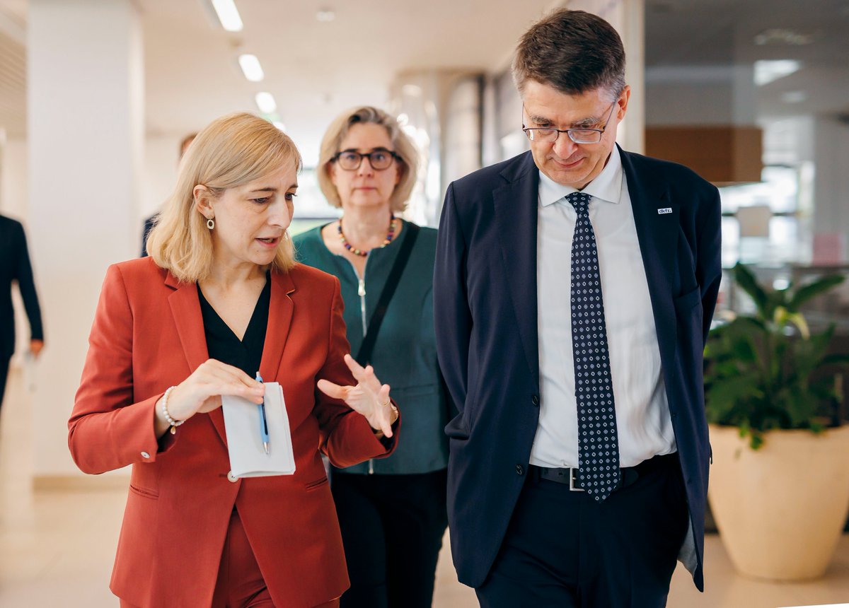 „Ich rufe alle dazu auf, die dafür in Frage kommen, das Angebot zu Krebs-Früherkennungsuntersuchungen wahrzunehmen“, sagte <a href="/ninawarken/">Nina Warken</a> bei ihrem Besuch des <a href="/DKFZ/">DKFZ</a>. Sie lobte die Zusammenarbeit beim Nationalen Krebsplan, vor allem mit Blick auf die Prävention der Erkrankung.