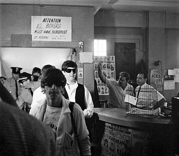 BeatlesArchive2's tweet image. The #Beatles arrive at Cassius Clay/Muhammad Al矛's training camp, Feb 18 1964, 5th St. Gym, Miami Beach
馃摲Chris Smith