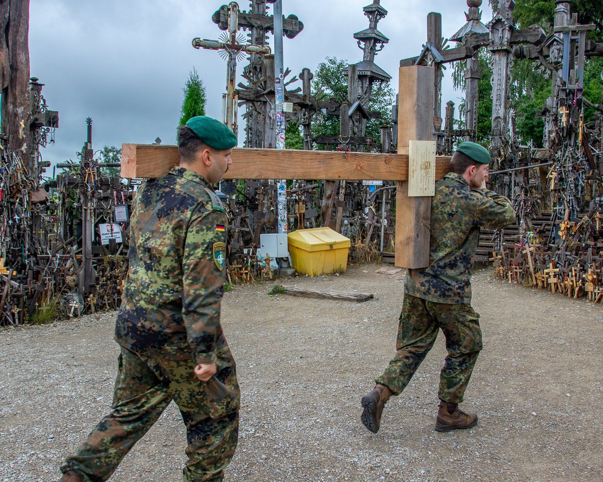 mnbg_lithuania's tweet image. Together, we placed a wooden cross at the Hill of Crosses - a symbol of shared commitment and remembrance. The Deputy Commander of @koninklijkelandmacht gave a heartfelt speech, while the chaplains from both NL and DE led a blessing ceremony. #MNBGLTU #HillofCrosses #NATO