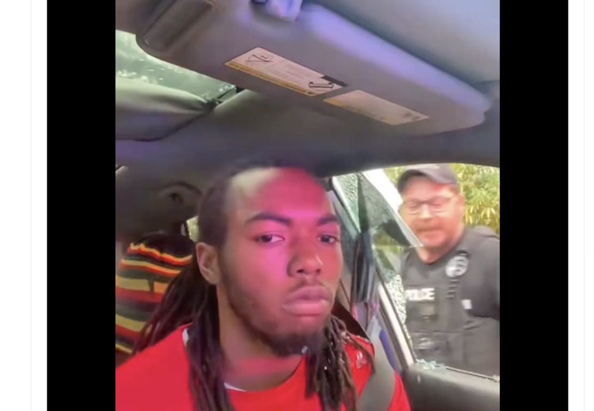 TheRoot's tweet image. Florida Cop Bashes Car Window of Black Man, Punches Him in Face in Disturbing Viral Video, and That’s Not All… dlvr.it/TM2N3m