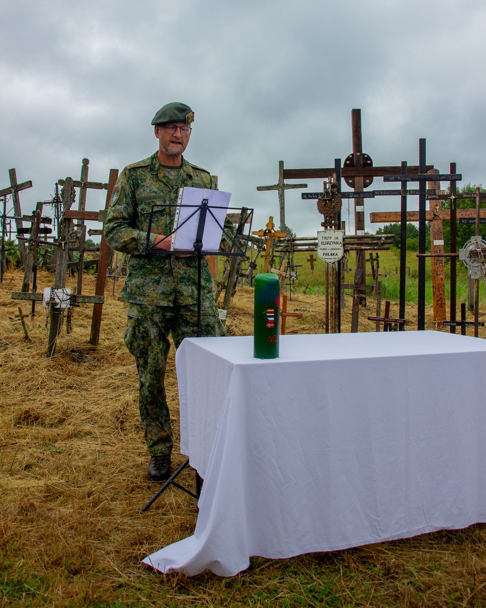 mnbg_lithuania's tweet image. Together, we placed a wooden cross at the Hill of Crosses - a symbol of shared commitment and remembrance. The Deputy Commander of @koninklijkelandmacht gave a heartfelt speech, while the chaplains from both NL and DE led a blessing ceremony. #MNBGLTU #HillofCrosses #NATO