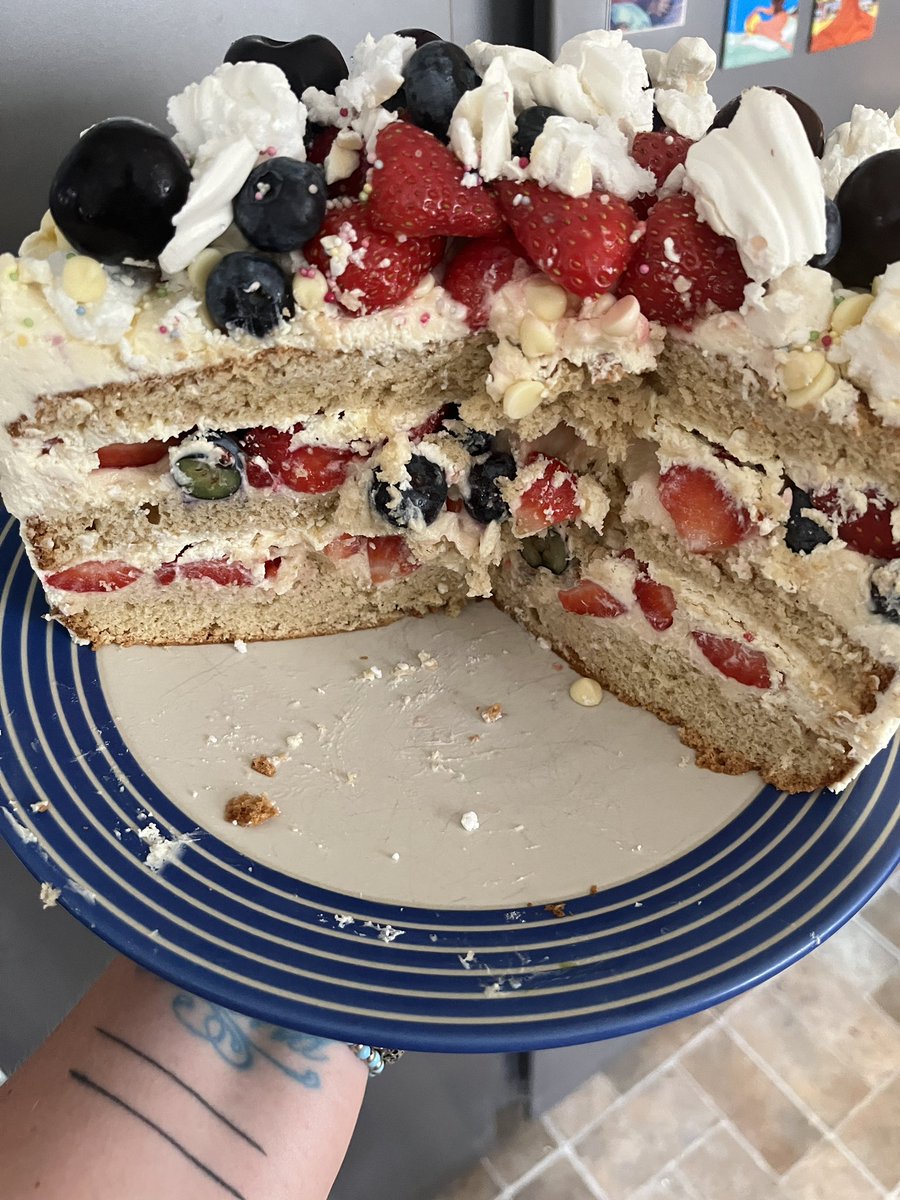 VeronikaLKLK's tweet image. This is my son’s birthday cake… and yes.. it is delicious! 🤤 if I could share, I would .. ✌🏻🫶🏻🌻☀️🍀