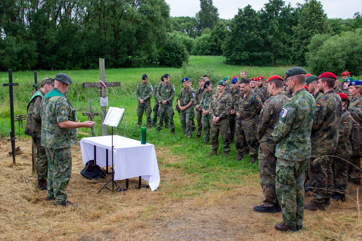 mnbg_lithuania's tweet image. Together, we placed a wooden cross at the Hill of Crosses - a symbol of shared commitment and remembrance. The Deputy Commander of @koninklijkelandmacht gave a heartfelt speech, while the chaplains from both NL and DE led a blessing ceremony. #MNBGLTU #HillofCrosses #NATO