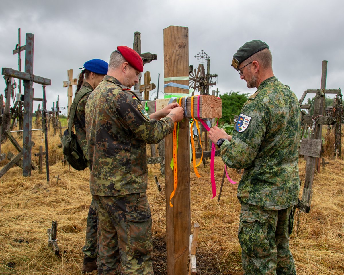 mnbg_lithuania's tweet image. Together, we placed a wooden cross at the Hill of Crosses - a symbol of shared commitment and remembrance. The Deputy Commander of @koninklijkelandmacht gave a heartfelt speech, while the chaplains from both NL and DE led a blessing ceremony. #MNBGLTU #HillofCrosses #NATO