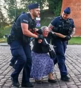 Funkcjonariusze policji pomagają przejść przez brukowaną ulicę niedołężnej staruszce.
Serce rośnie gdy się na to patrzy drodzy Państwo 😁💪