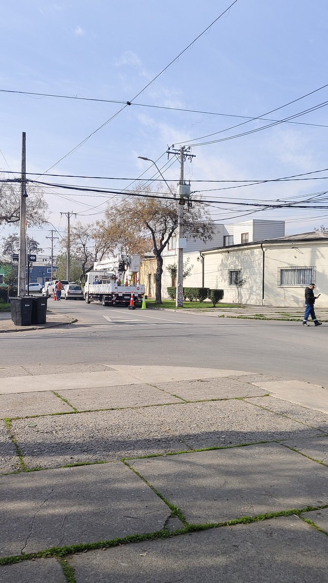 comitesnalfonso's tweet photo. Sin respuesta por el corte de luz en Juan N Espejo- Pilcomayo (Stgo Centro).Desde la madrugada estamos sin suministro y ya casi son la 1 PM.Vecinos reportan información contradictoria al llamar. Exigimos solución urgente  claridad en la comunicación.@EnelChile @Muni_Stgo https://t.co/guf9dRBcf9