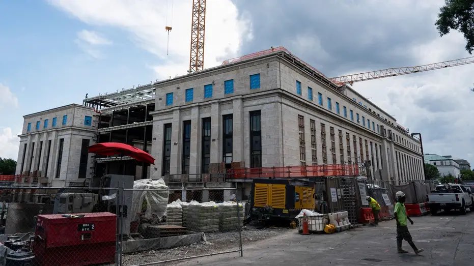 nicksortor's tweet image. 🚨 BREAKING: Jerome Powell has just been referred to the DOJ for CRIMINAL CHARGES for PERJURY related to his $2.5 BILLION “renovation” to the Federal Reserve Building
Rep. Luna alleges Powell falsely downplayed the project’s $600 million cost increase, and denied luxury features…