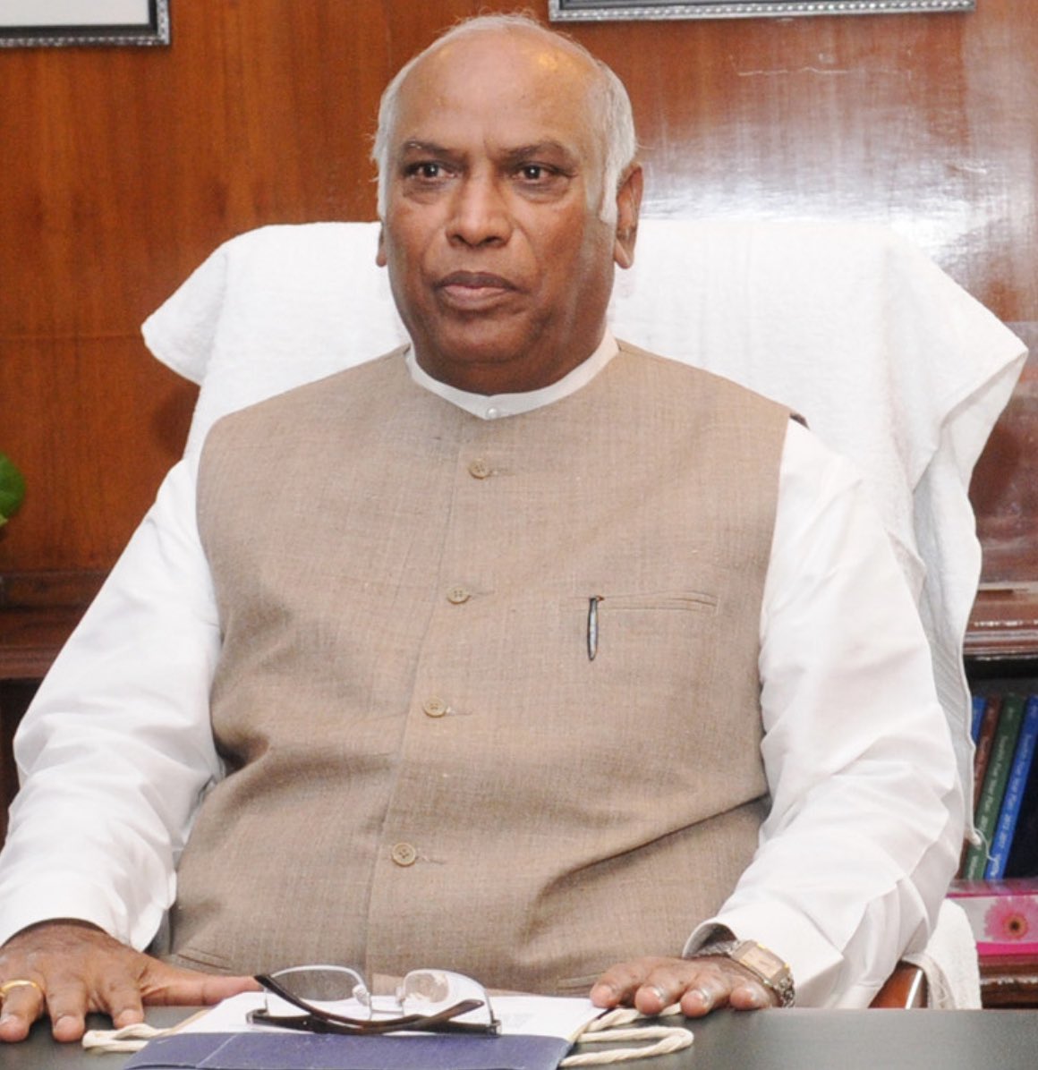 कांग्रेस पार्टी के राष्ट्रीय अध्यक्ष एवं राज्यसभा में नेता प्रतिपक्ष श्री मल्लिकार्जुन खड़गे जी को जन्मदिवस की हार्दिक बधाई एवं शुभकामनाएँ प्रेषित करता हूँ।

ईश्वर आपको उत्तम स्वास्थ्य, दीर्घायु एवं निरंतर सक्रिय सार्वजनिक जीवन प्रदान करें।