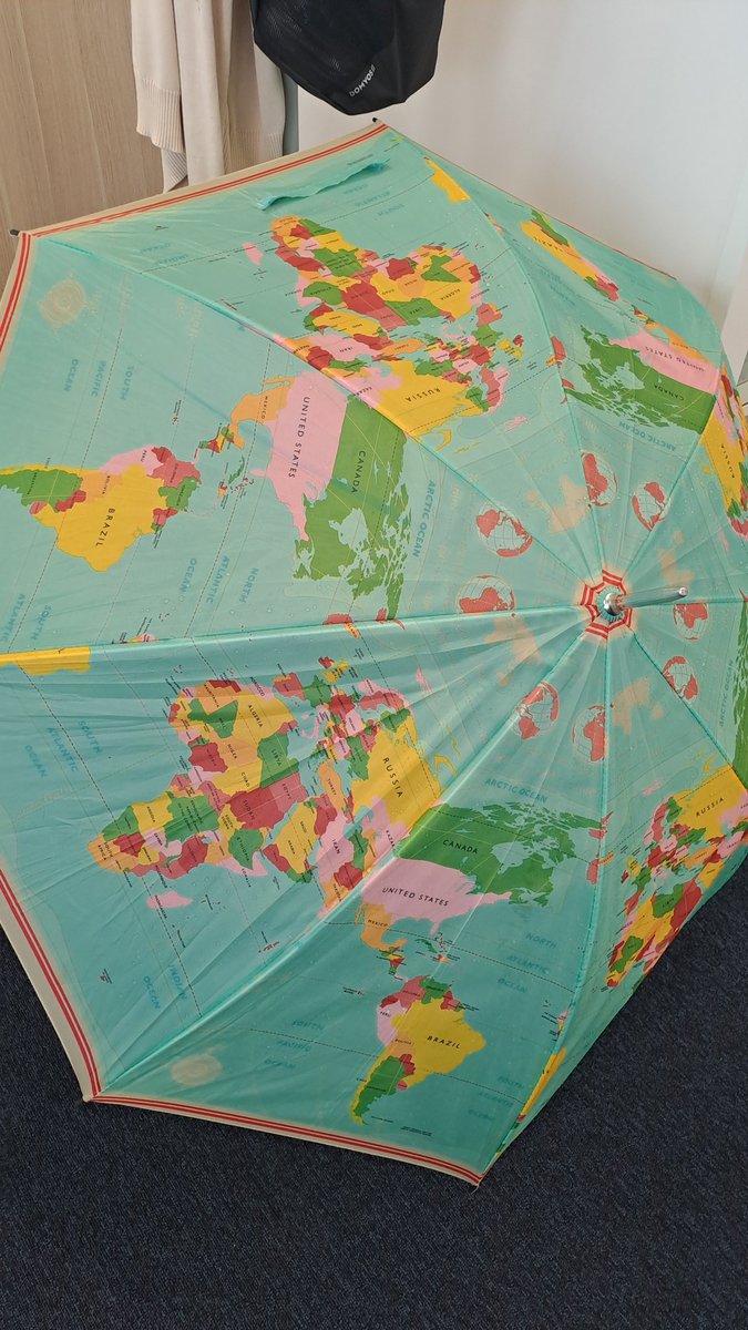 Le parapluie de ma collègue Mariane, c'est un sans faute ! 👏