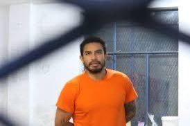 runariasokuu's tweet photo. Primer acto: daniel salcedo se hospeda en la casa del prefecto de El Oro. Clemente bravo. 

Segundo acto: Allanan el departamento del Hijo del Prefecto de El Oro metido en narcotrafico 

Tercer acto: Tiene 5 millones  y 200 terrenos sin justificar. 

Si el río suena… https://t.co/P2m4z9g3z2