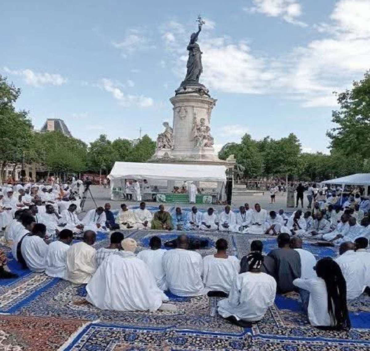sebchenu's tweet image. C’est l’été, profitez de #Paris et de sa place de la République