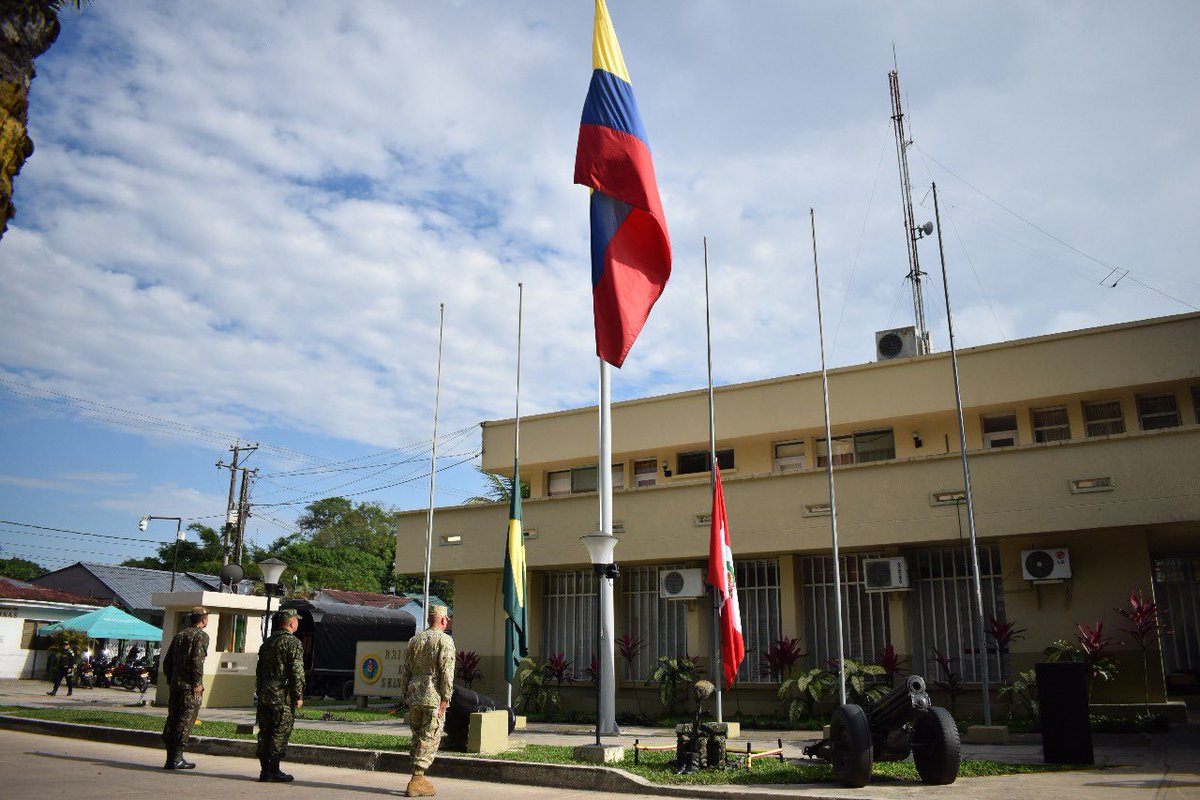 Ejercito_Div6's tweet image. 🇨🇴🇧🇷🇵🇪 Desde Leticia, corazón de la Amazonia, se llevó a cabo una emotiva ceremonia tripartita entre @COL_EJERCITO, @exercitooficial y @EjercitoPeru.
En un acto solemne, se izaron las banderas de Colombia, Brasil y Perú, reafirmando los lazos de amistad y cooperación entre…