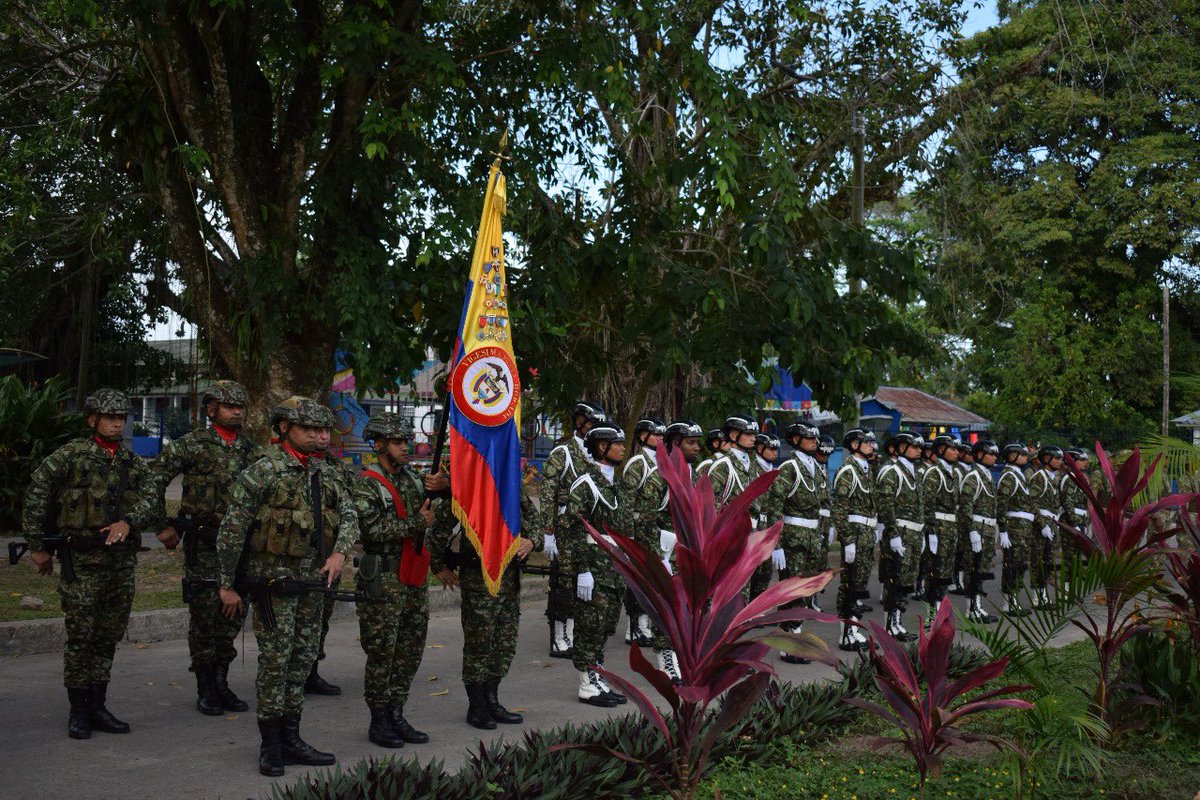 Ejercito_Div6's tweet image. 🇨🇴🇧🇷🇵🇪 Desde Leticia, corazón de la Amazonia, se llevó a cabo una emotiva ceremonia tripartita entre @COL_EJERCITO, @exercitooficial y @EjercitoPeru.
En un acto solemne, se izaron las banderas de Colombia, Brasil y Perú, reafirmando los lazos de amistad y cooperación entre…