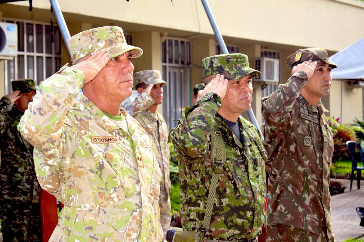 Ejercito_Div6's tweet image. 🇨🇴🇧🇷🇵🇪 Desde Leticia, corazón de la Amazonia, se llevó a cabo una emotiva ceremonia tripartita entre @COL_EJERCITO, @exercitooficial y @EjercitoPeru.
En un acto solemne, se izaron las banderas de Colombia, Brasil y Perú, reafirmando los lazos de amistad y cooperación entre…
