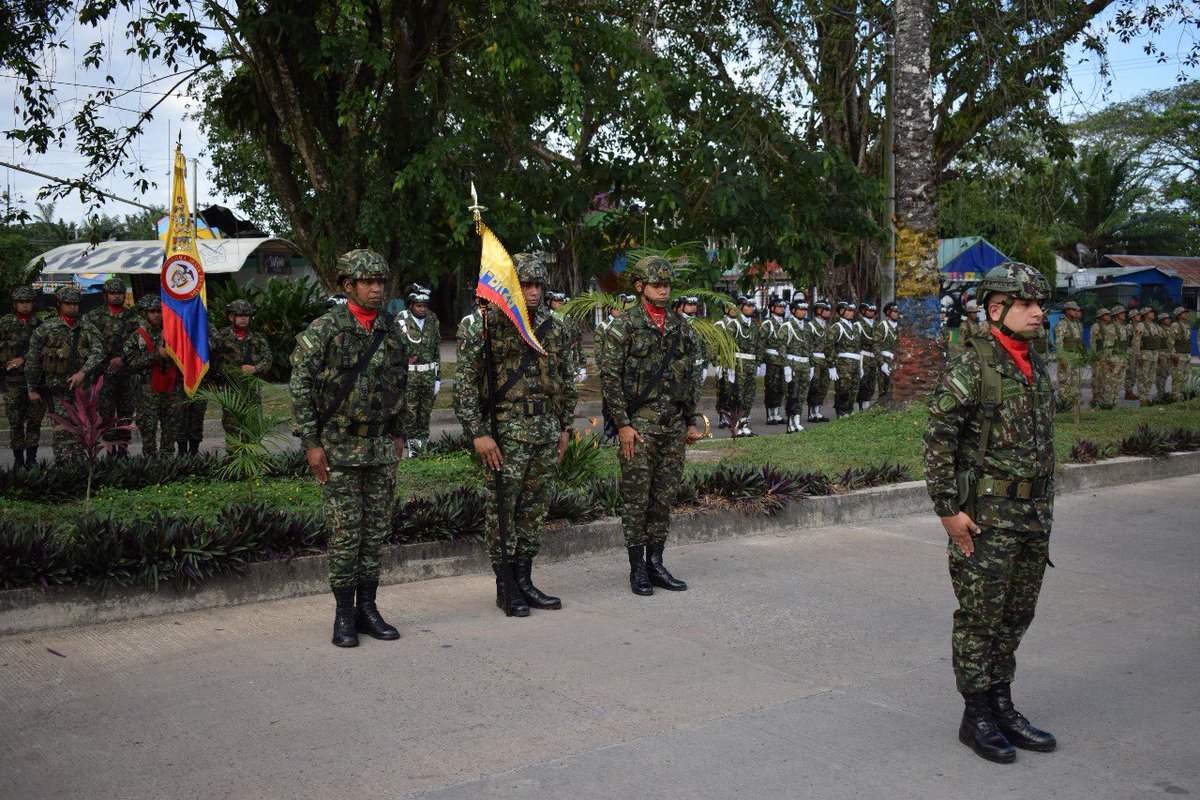 Ejercito_Div6's tweet image. 🇨🇴🇧🇷🇵🇪 Desde Leticia, corazón de la Amazonia, se llevó a cabo una emotiva ceremonia tripartita entre @COL_EJERCITO, @exercitooficial y @EjercitoPeru.
En un acto solemne, se izaron las banderas de Colombia, Brasil y Perú, reafirmando los lazos de amistad y cooperación entre…