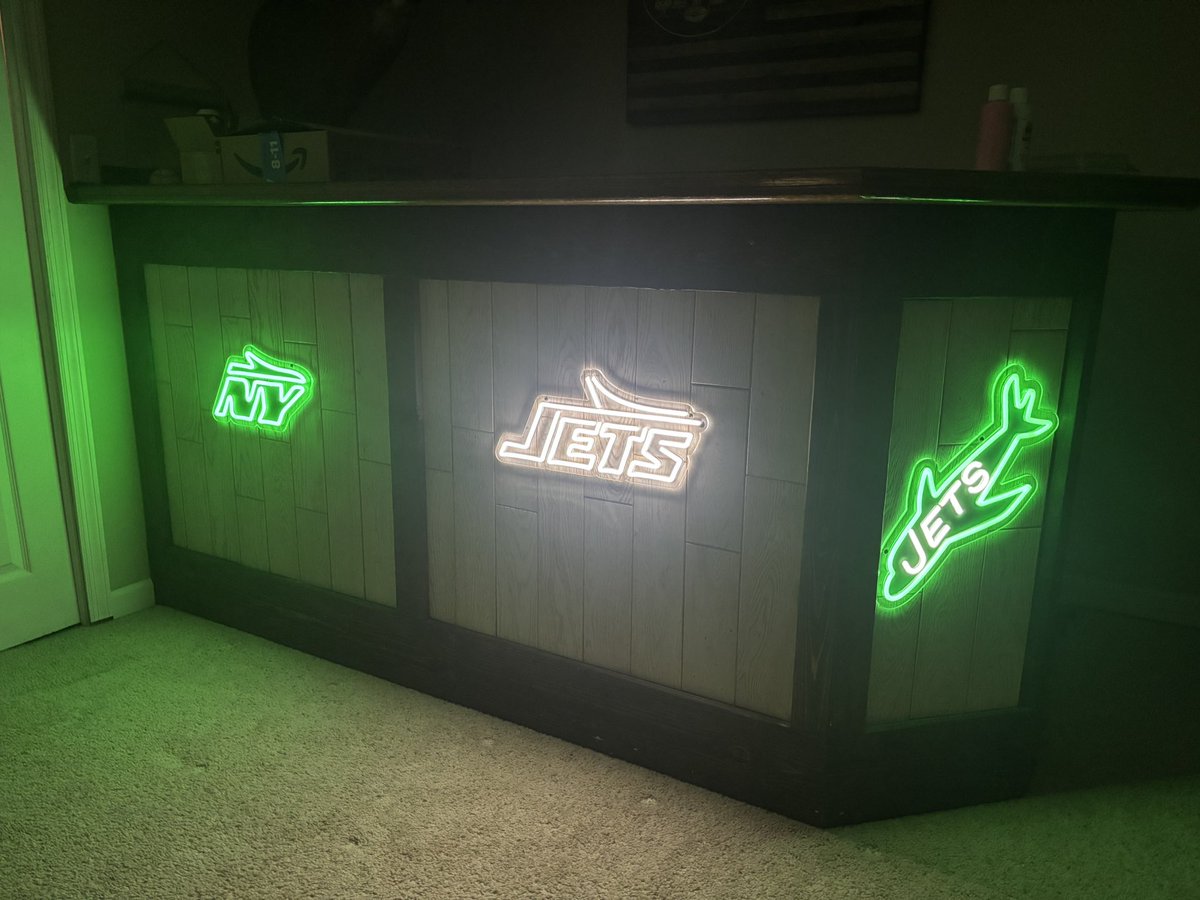 JBennett202020's tweet image. Jets fans I’m ready for the season. Hope you all are too. hit me up dm if your interested in the lights shown I have 5 left. @peteyitaly @Justin4ocho. These lights can be worn to games or hung as shown come with battery pack and wall pack also a remote control these lights are 🔥