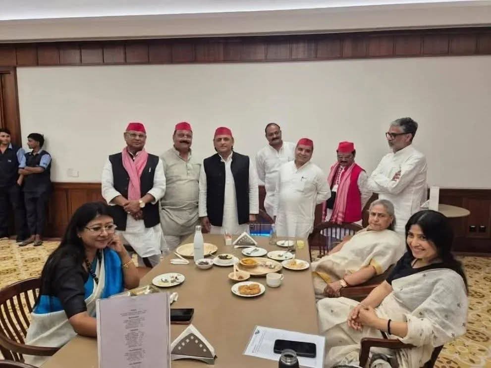 समाजवादी हमेशा महिलाओं का सम्मान करते हैं
ये हम नहीं स्वयं तस्वीरें बोलती हैं।।✅