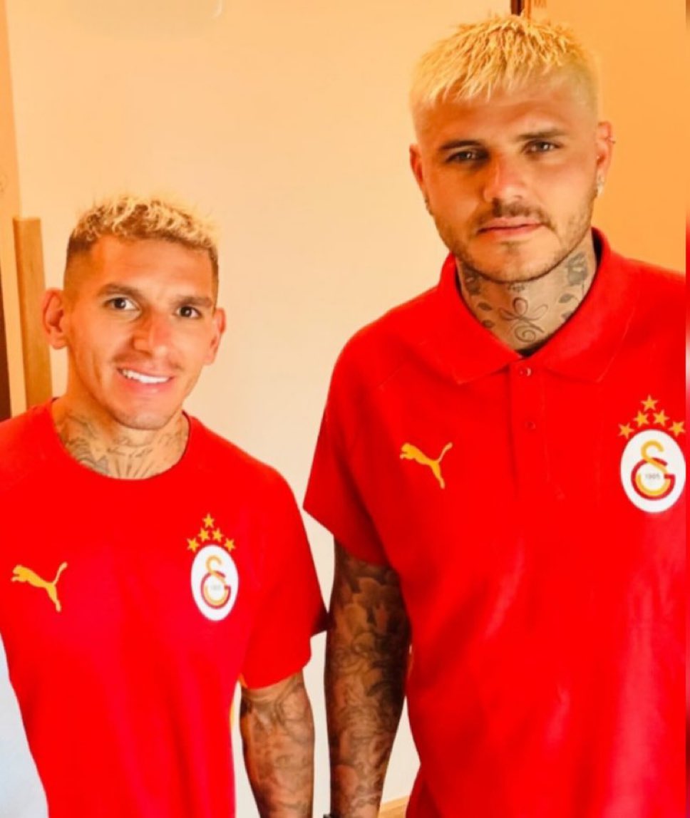 saçlar sarı tişörtler kırmızı, bu adamlar galatasaray olmuş..