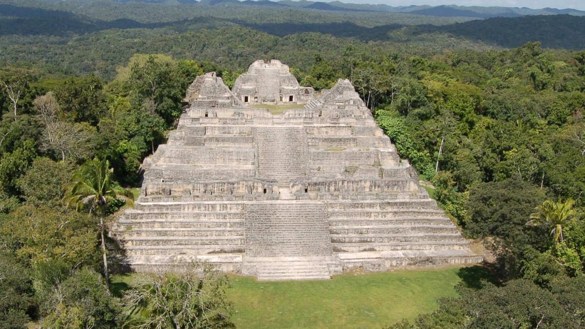 archaeologymag's tweet image. In what’s now Belize at the site of Caracol, one of the Maya world’s largest and most important cities from during the 6th and 7th centuries A.D., researchers have discovered the tomb of the city’s very first ruler, a man named Te K’ab Chaak.
archaeology.org/news/2025/07/1…