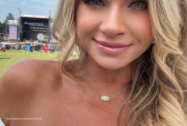 Aurora_Trix's tweet image. Golden Hour Goddess tinylf.com/xUuRTK448clvBH… #realloyalfans