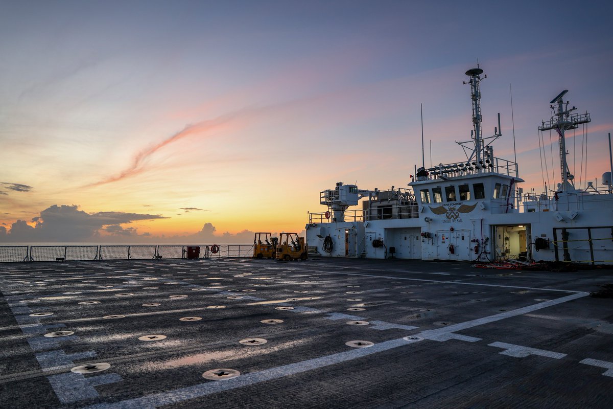 USFleetForces's tweet image. ¡Hasta luego! 👋 Dominican Republic 🇩🇴
USNS COMFORT T-AH 20 leaders said farewell to Dominican patients and Armada de Republica Dominicana doctors as they departed Comfort off the coast of Puerto Plata, Dominican Republic during #ContinuingPromise 2025 🇺🇸🚢