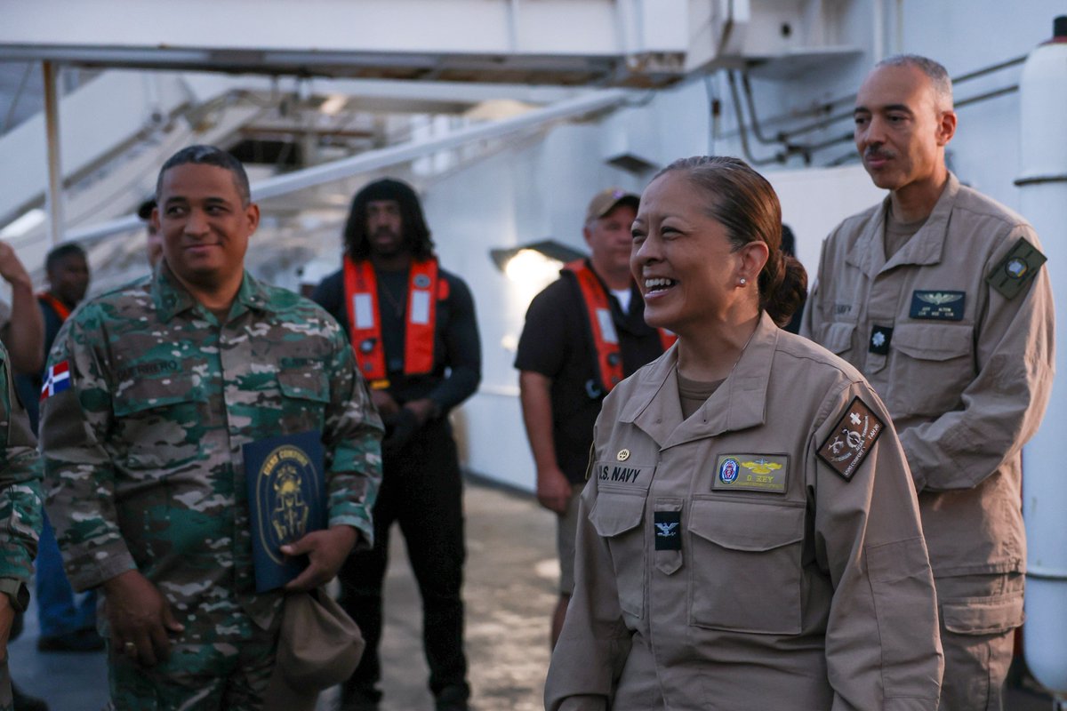 USFleetForces's tweet image. ¡Hasta luego! 👋 Dominican Republic 🇩🇴
USNS COMFORT T-AH 20 leaders said farewell to Dominican patients and Armada de Republica Dominicana doctors as they departed Comfort off the coast of Puerto Plata, Dominican Republic during #ContinuingPromise 2025 🇺🇸🚢