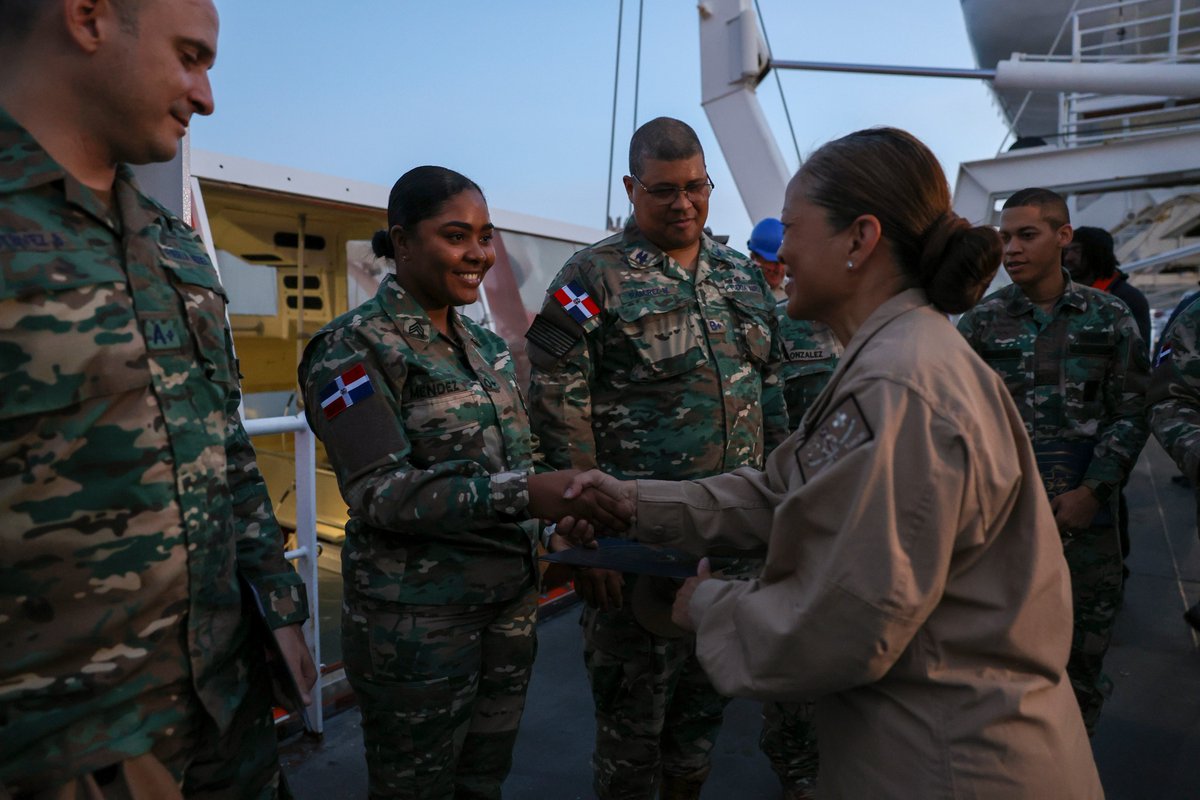 USFleetForces's tweet image. ¡Hasta luego! 👋 Dominican Republic 🇩🇴
USNS COMFORT T-AH 20 leaders said farewell to Dominican patients and Armada de Republica Dominicana doctors as they departed Comfort off the coast of Puerto Plata, Dominican Republic during #ContinuingPromise 2025 🇺🇸🚢