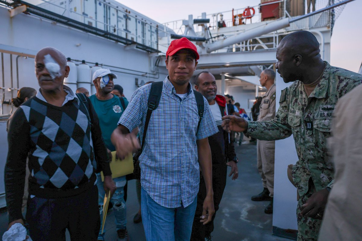 USFleetForces's tweet image. ¡Hasta luego! 👋 Dominican Republic 🇩🇴
USNS COMFORT T-AH 20 leaders said farewell to Dominican patients and Armada de Republica Dominicana doctors as they departed Comfort off the coast of Puerto Plata, Dominican Republic during #ContinuingPromise 2025 🇺🇸🚢