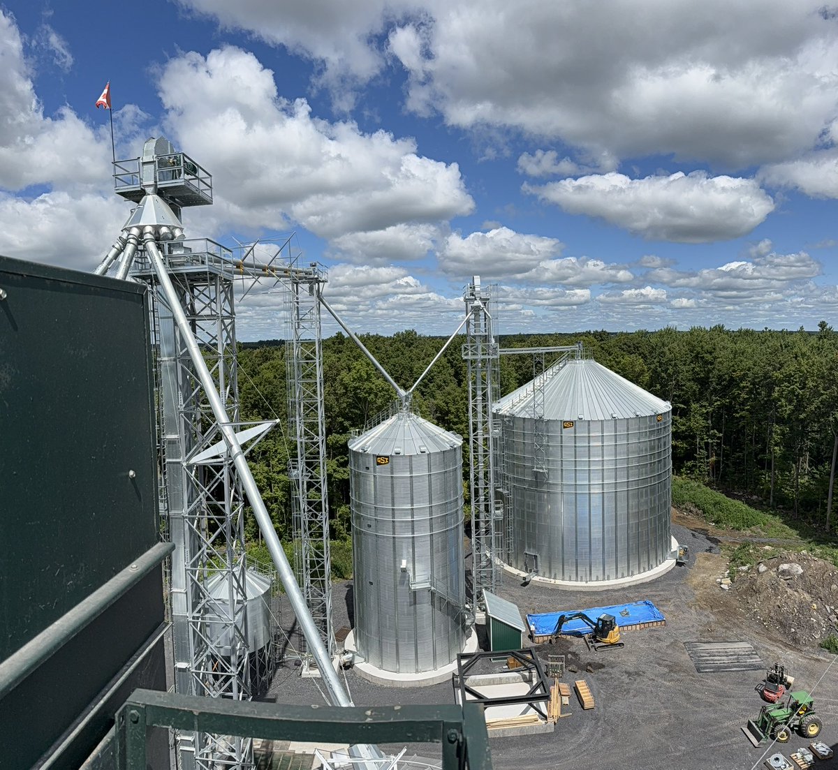 dfergusonGGF's tweet image. If you’re going to climb a leg to unplug a downspout, you might as well snap an updated project pic. New drier yet to be stacked and LO structure needs to go up. Other than that, we’re looking forward to putting this system to work for #Harv25