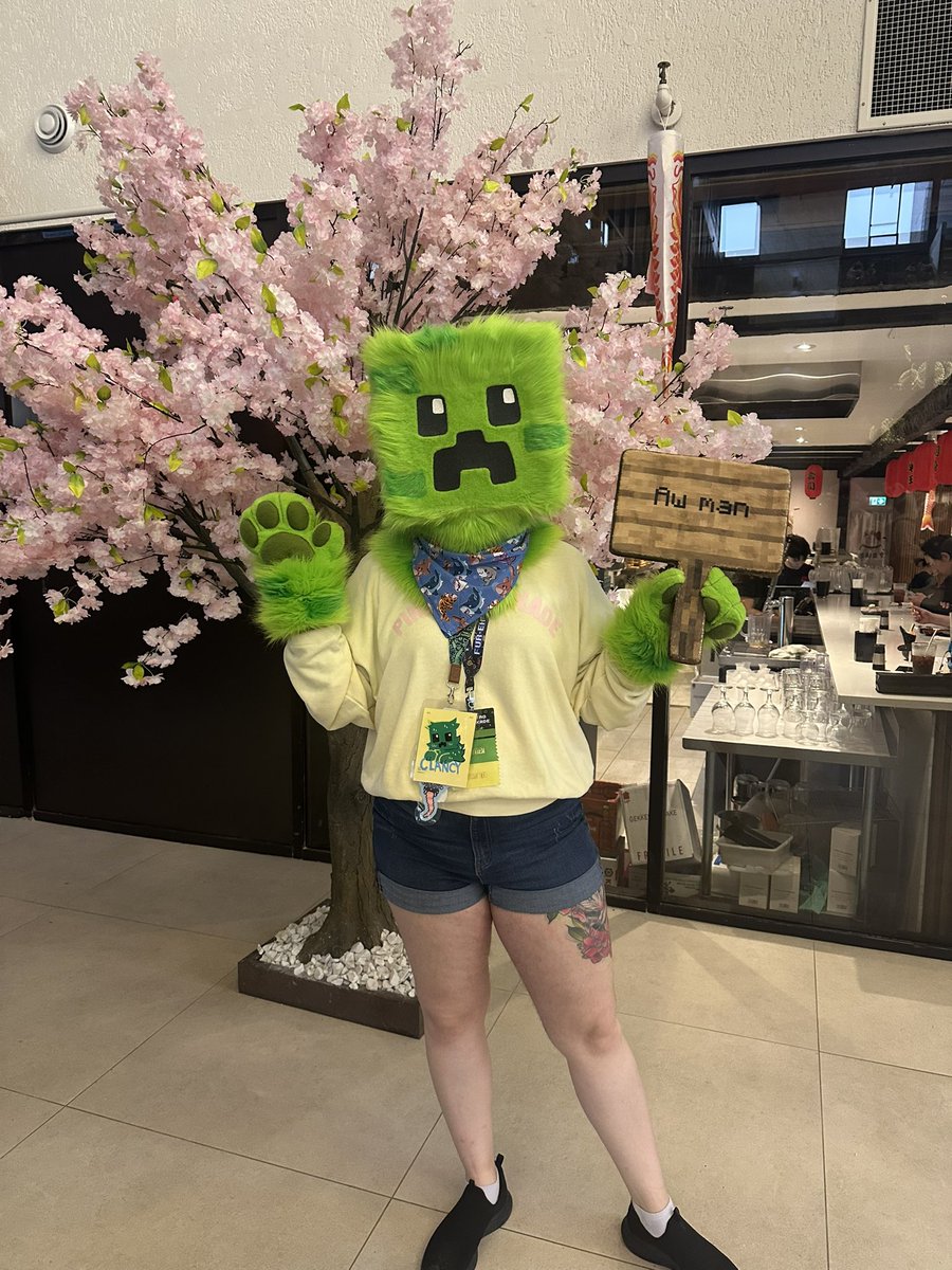 fosbat's tweet image. If you have any pics of/with me from Fur-Eh in Fos, party Fos, or Clancy, please feel free to send them my way!!! I鈥檇 love to see them!! Especially Clancy, I didn鈥檛 have much time to take pics of him cuz I was getting stopped so much for pics 馃槶 鉂わ笍