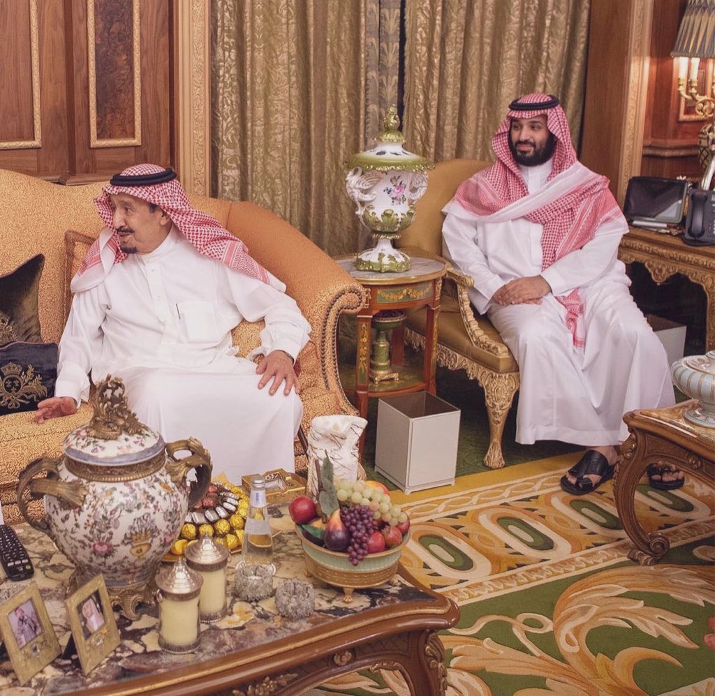 رجالات الدولة وفخرها .. 

ملوكٍ حزمهم عزٍّ وعدلٍ ورحمه
سلاطين نجدٍ سادةٍ بالحكم والراي

صورة تحمل الهيبة والطمأنينة… الوالد الملك القائد والابن الأمير السند .. حفظهم الله ورعاهم 

فاجعل اجتماعهم دومًا في عز وتمكين ونصر

اللهم أدم على بلادنا عزّها وأمنها، واحفظ لنا ولاة أمرنا،