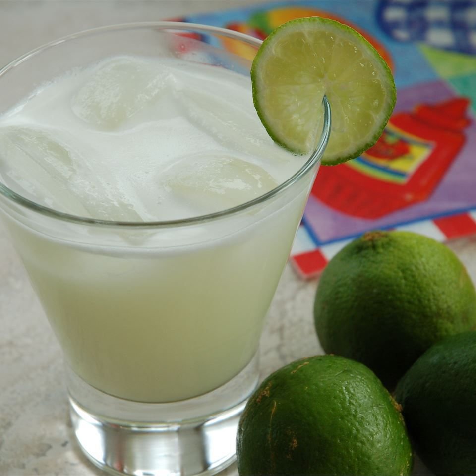 En_Senada69's tweet image. We just made Brazilian lemonade that tastes like a key lime pie.
It's a whole lime, 2 tablespoons of condensed milk, a splash of water blended, strained and served over ice. So good!