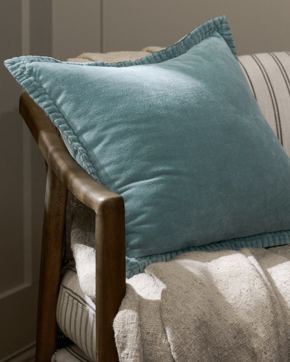 magnolia's tweet image. Sit back and settle into summer. Shop pillows + throw that add a pop of comfort and color at magnolia.com #MagnoliaMarket