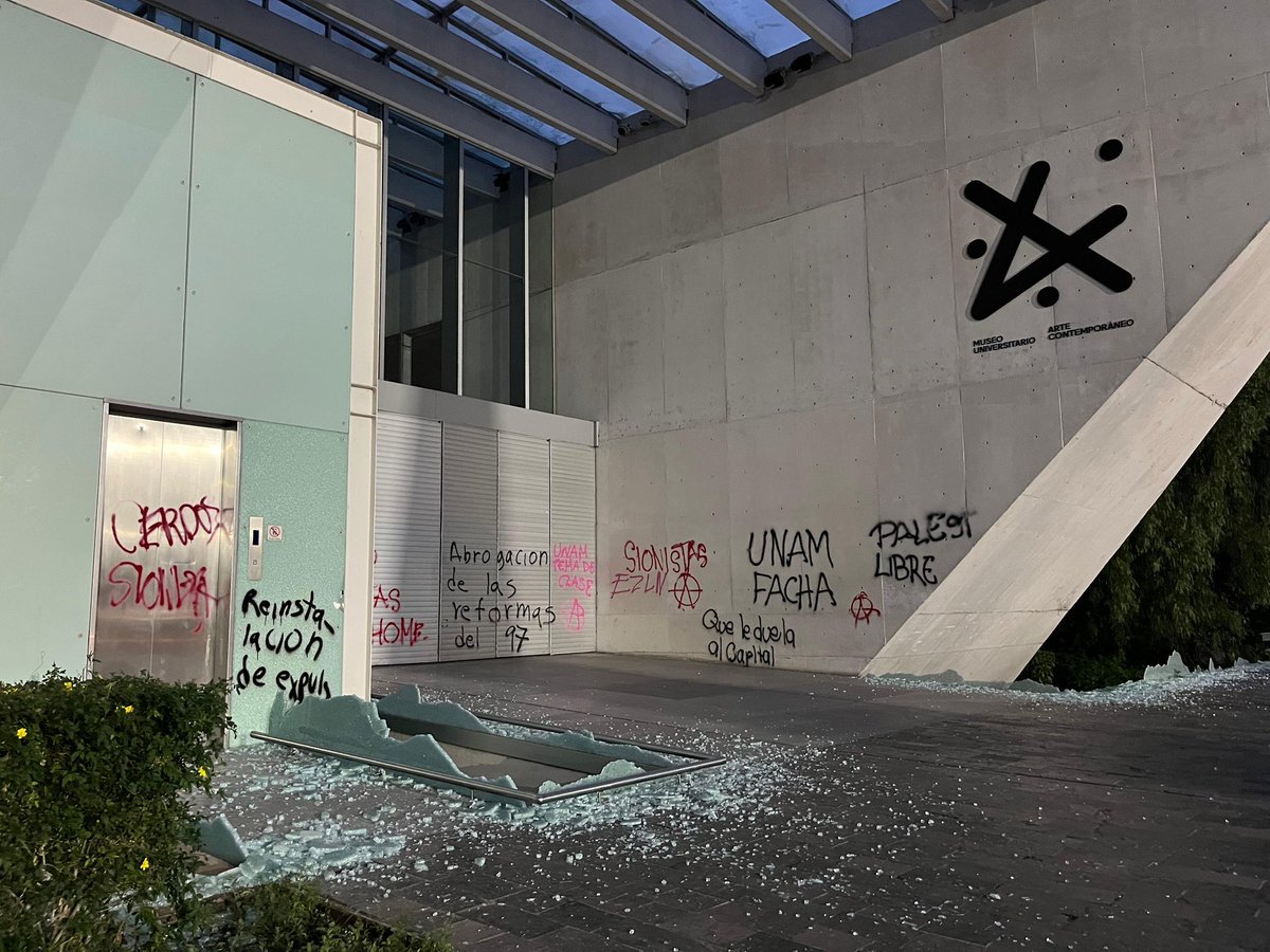 MCHedgehog_'s tweet image. tremenda intervención en el muac. próximamente en obras de arte con mentadas.