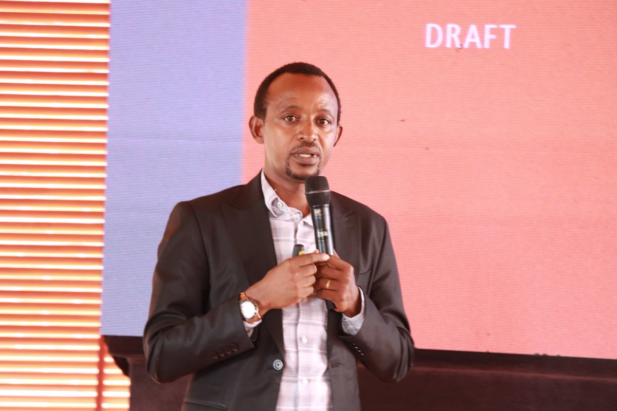 BugeseraDistr's tweet image. Kuri iki gicamunsi, Dr. Birasa Nyamulinda, impuguke ifasha Akarere gutegura igenamigambi ry'iterambere ry'Akarere #DDS, yatanze ikiganiro ku bakozi b'Akarere bari mu mwiherero uri kubera mu Murenge wa Mareba, kigaruka ku mishinga n'ibikorwa bizakorwa mu myaka itanu iri imbere.
