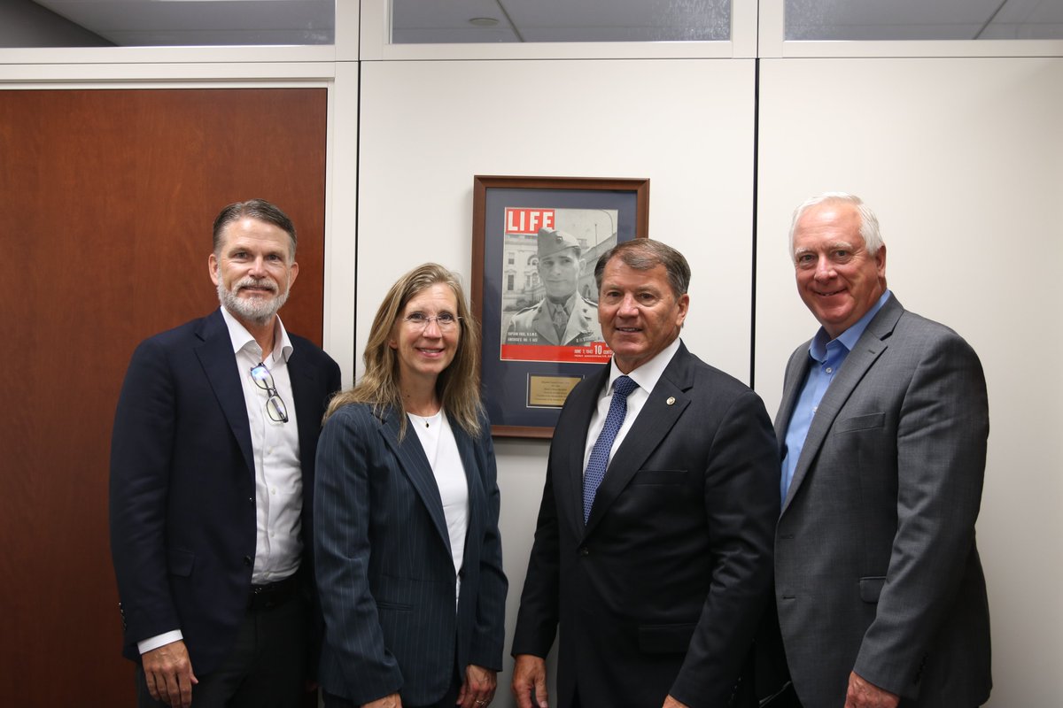 SenatorRounds's tweet image. Met with constituents from Daktronics to discuss the importance of keeping U.S. manufacturing jobs in the United States.