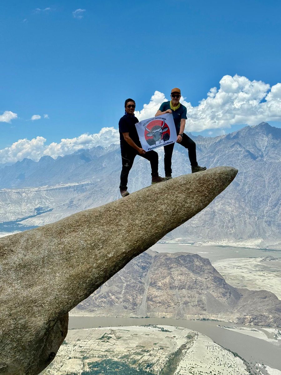 PDMAAragon's tweet image. En la mochila de nuestro amigo, el montañero y periodista @sebas_alvaro se ha colado #Anayeta la vaca viajera de la PDMA.
En esta ocasión ha estado en el famoso Masur Rock (3750 m. Skardu) Karakórum, Pakistan.
Gracias Sebas recordar que el amor a las montañas no tiene fronteras.