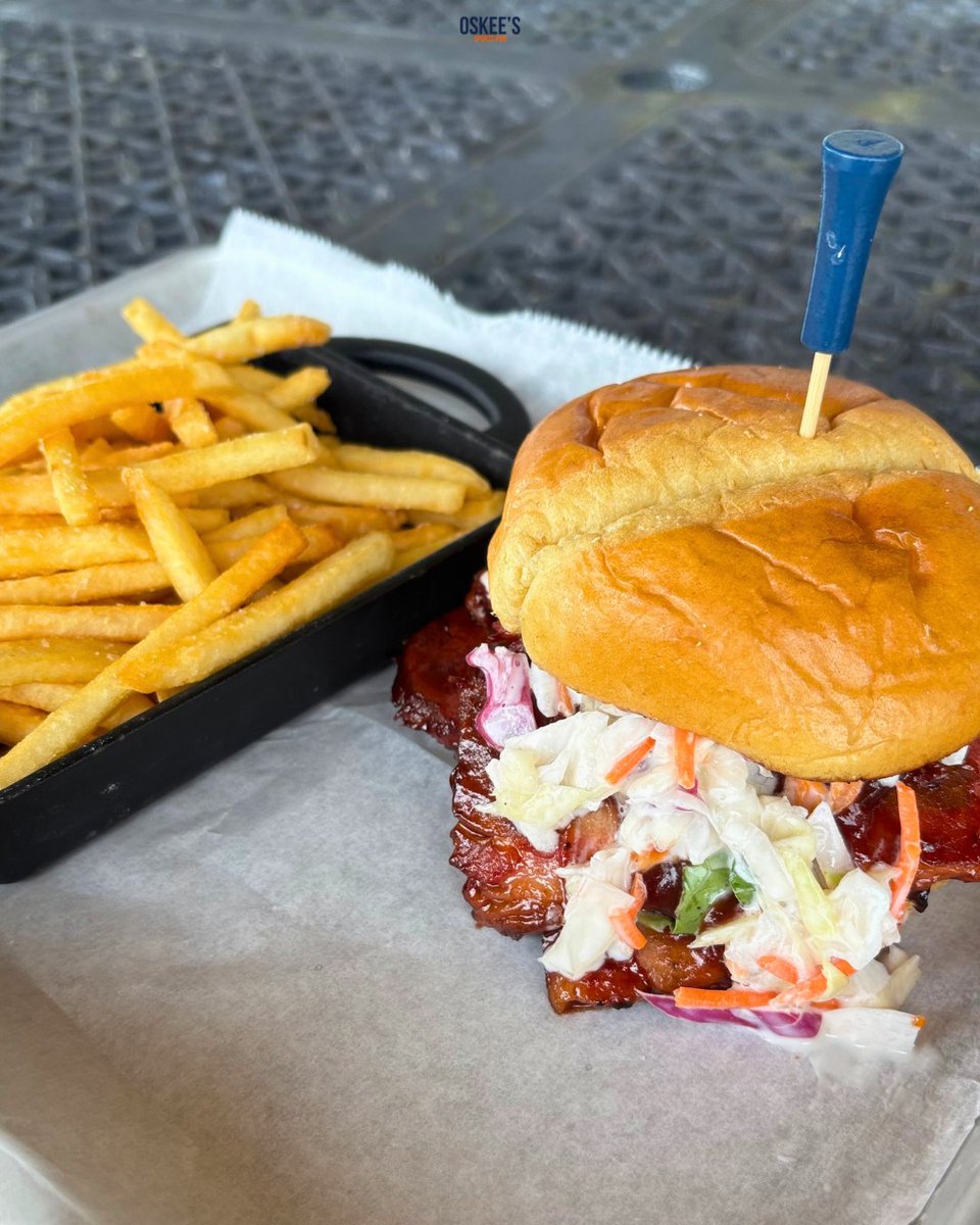 Monday made better with our Oskee's Chopped Beef Sandwich! Juicy, smoky, and served with crispy golden fries — it's the comfort food you didn’t know you needed today.

#champaignurbana | #troon | #oskeessportspub