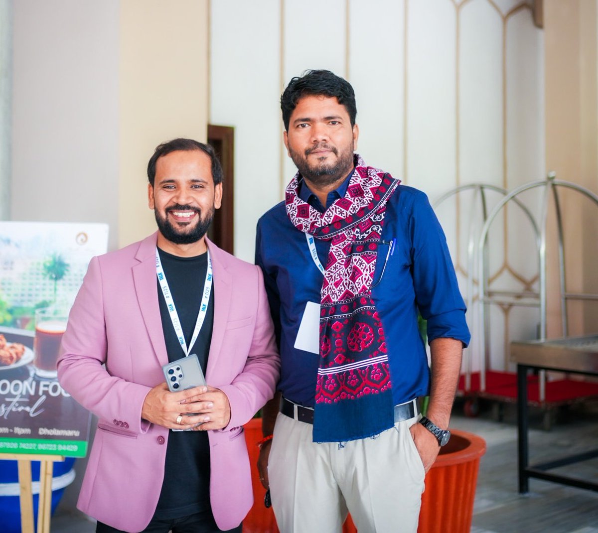 Rjkartik's tweet image. अब तक यहां कॉमेंट बॉक्स में ही मिलने वाले @Viveksbarmeri भाई से Talk Journalism Jaipur में मिलना हुआ, आप यूं ही पत्रकारिता का झंडा बुलंद रखें, ऐसी शुभकामनाएं 🎉✨