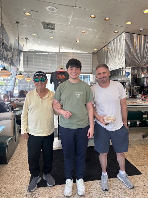 Family time at Mel’s Diner! Neil enjoyed a fun lunch outing with the family. What’s your favorite go-to lunch spot? #neilsedaka