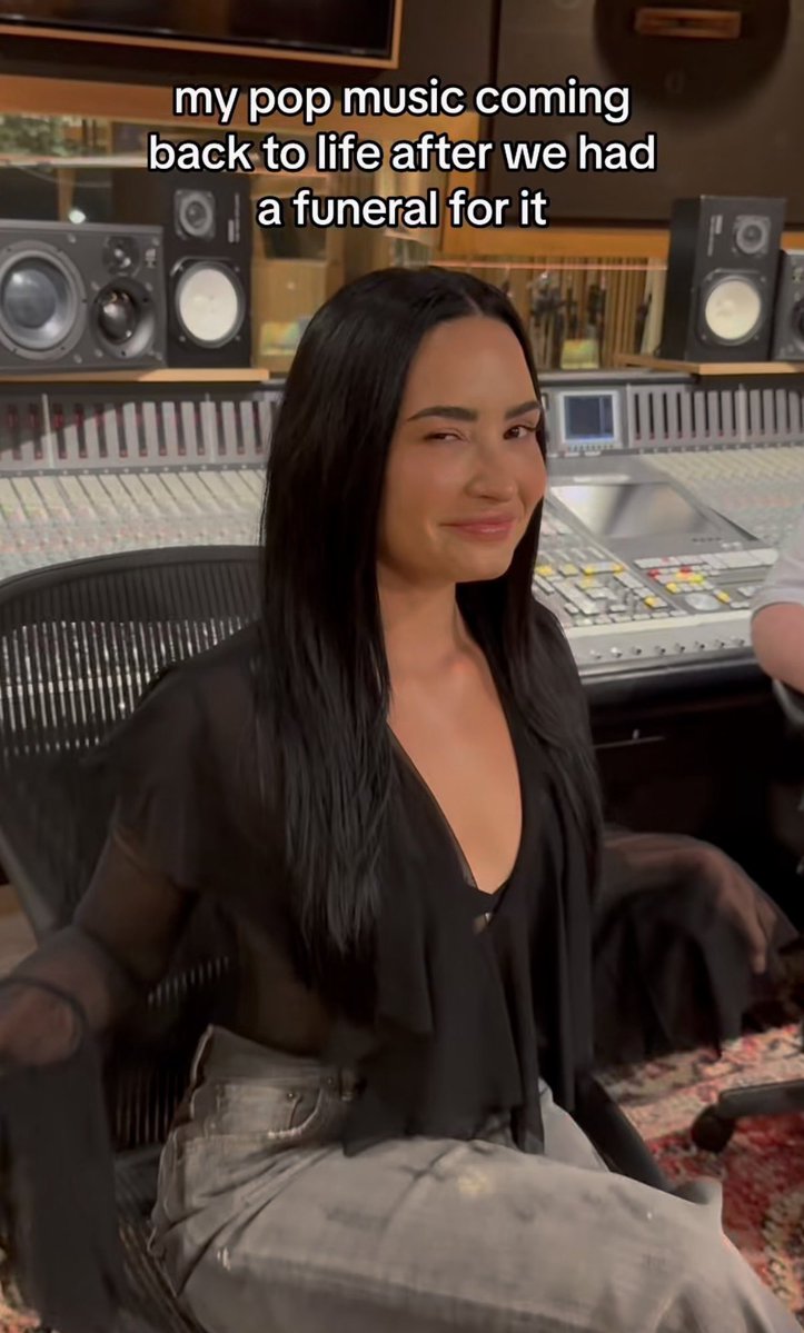 isourwarrior's tweet image. oh demi you’re so unserious 😭